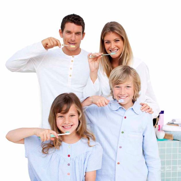 Clínica Dental Dr. Touris Carrera y Dra. Torre Celada familia cepillándose los dientes